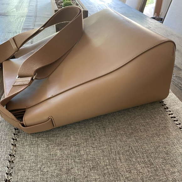 🚫SOLD 03/22🚫 EVERLANE Form Bag- Desert Sand - Picture 8 of 12